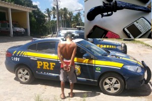 Ele é suspeito de praticar assaltos na região de São Cristóvão. (Divulgação/PRF/SE)