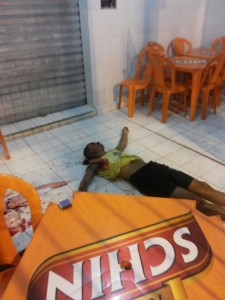 Homem tentou se esconder em um bar. (Foto: coisasdesocorro.net)