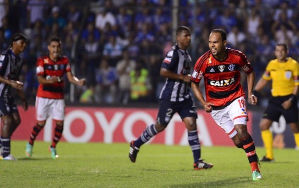 Flamengo vence com gol aos 47min Grêmio passa às oitavas