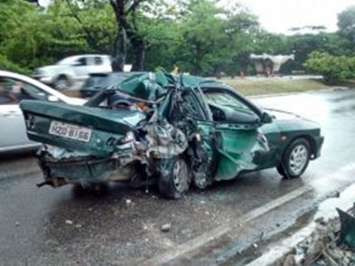 Motorista perde o controle e colide com poste na avenida Beira Mar
