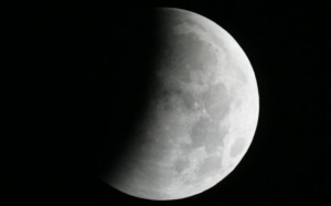 A duração do eclipse total, enquanto a Lua ficar totalmente imersa na sombra da Terra, será de 78 minutos. 