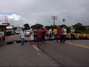 Protesto bloqueia trâsito em Estância (Foto: Denise Gomes/G1)
