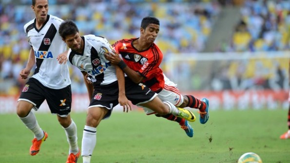 Em jogo nervoso, Flamengo aproveita expulsão e empata com Vasco