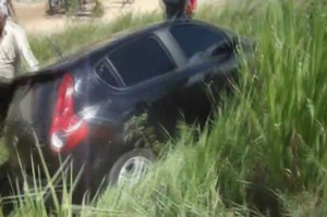 O carro em que as testemunhas estavam foi alvejado. (Foto: Sandoval Noticias.com.br)