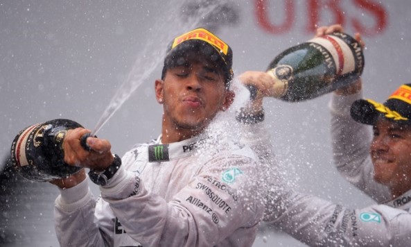 Hamilton vence com tranquilidade na China; Massa prejudicado em pit stop