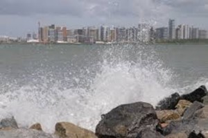 A Capitania dos Portos também recomenda que embarcações de pequeno porte evitem navegar, enquanto as ondas estiverem altas. (Foto: Reprodução) 