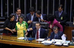 Henrique Alves (C): partidos se comprometeram a não obstruir a votação do piso dos agentes. (Luis Macedo/Câmara dos Deputados)