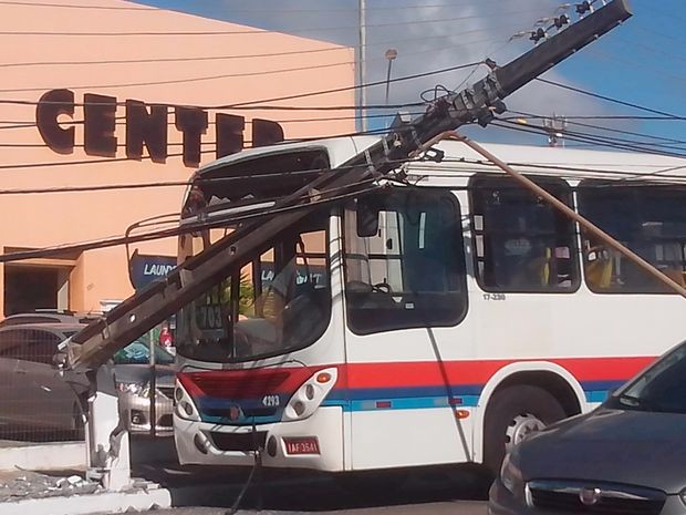 Ônibus colide com poste no bairro Farolândia em Aracaju