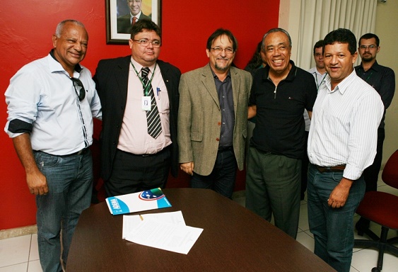 João Alves assina convênio com Adema que transfere licenciamento ambiental para Aracaju