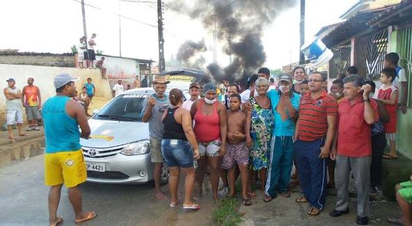  População bloqueia rodovia em São Cristóvão em protesto por falta d'água