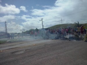 A BR 101 ficou bloqueada por cerca de 1h. (Foto: Lohan Muller/SE Notícias)