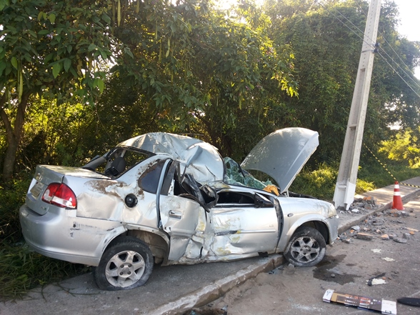 Mulher morre após bater carro em poste na Rodovia João Bebe Água; três ficam feridas