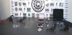 Material apreendido com os seis criminosos em operações do Denarc (Foto: SSP/Divulgação)