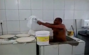 funcionário tomando banho na cozinha de restaurante em Maceió. (Foto: Divulgação)