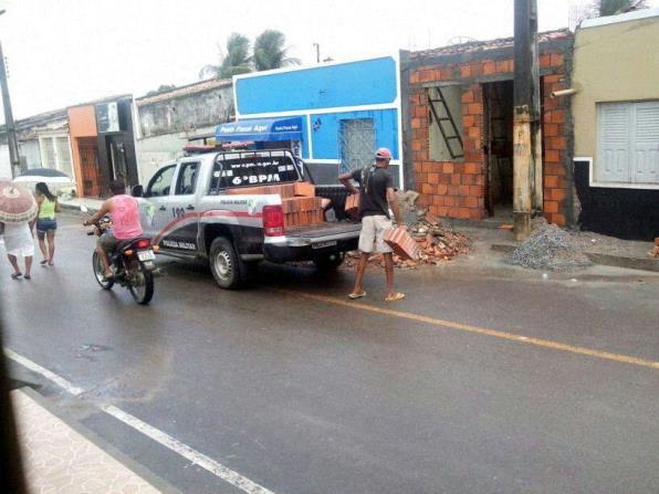 Em São Cristóvão, motorista reduz velocidade para desviar de buraco e tem o carro roubado