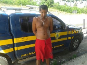 Homem tinha mandado de prisão em aberto. (Divulgação/PRF)