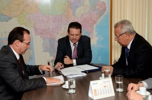 Durante audiência com a superintendência da Companhia Nacional de Abastecimento, Jackson Barreto assegurou R$ 300 mil como contrapartida e confirmou a criação de Superintendência da Companhia em Sergipe. (Foto: Roque Sá)