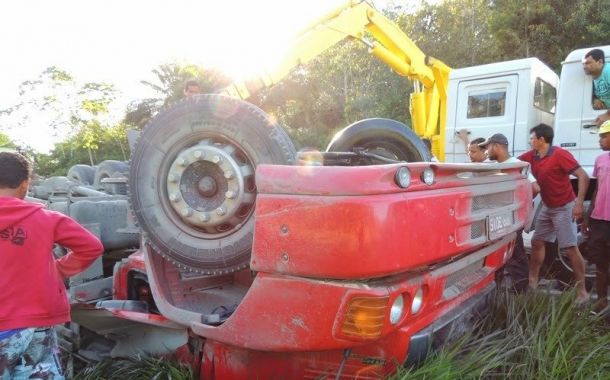 Caminhão licenciado em Itabaiana tomba em rodovia baiana e motorista morre