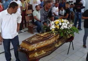Corpo de Zé do Baião é sepultado no povoado Porto do Mato em Estância (Foto: Reginaldo Rodrigues / TV Sergipe)