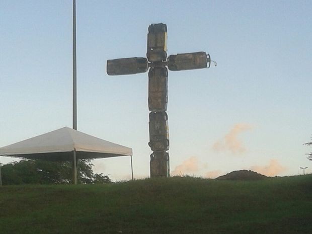 Crucifixo feito com carros é inaugurado em Aracaju