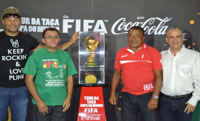 Com presença de Jairzinho, Taça da Copa é exposta ao público em Aracaju