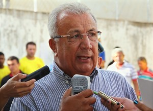  Às 9h30, Jackson assina ordem de serviço para a construção do mercado municipal em Macambira. (Foto: Agência Sergipe de Notícias)