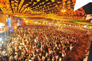 Iluminação do Forró Caju começa a ser preparada (Foto: arquivo Portal Infonet/César de Oliveira)