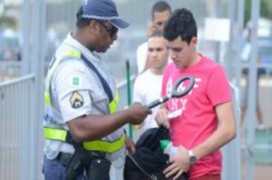 Torcedor é revistado antes de entrar no Estádio (Foto: Fabio Rodrigues/Agência Brasil)