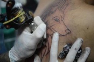 No Brasil, há apenas três marcas de tintas regulares para tatuagem (Foto: Fabio Pozzebom/Agência Brasil)