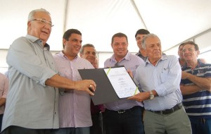 Em Macambira, Jackson Barreto assinou ordem de serviço para construção do Mercado Municipal e realizou a entrega de um ônibus escolar e duas máquinas agrícolas. (Foto: ASN)