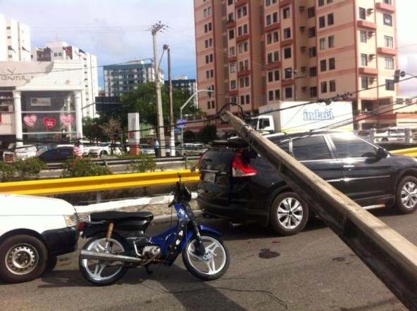 Poste cai sobre carro em Avenida de Aracaju