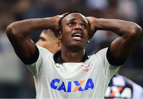 Em dia de festa, Corinthians perde e vê Figueira fazer primeiros pontos