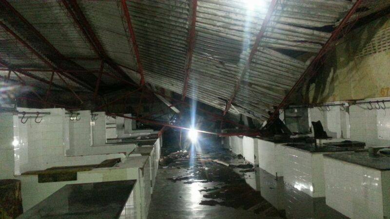 Parte do telhado de mercado em Carira cai após chuva