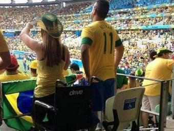 Falsos cadeirantes se levantam durante jogo da Copa
