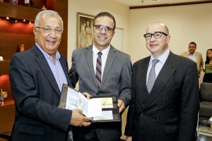 Jackson Barreto, o diretor dos Correios em Sergipe, José Fernando Jasmim e o embaixador da Grécia, Dimitri Alexandrakis apresentam o selo comemorativo da Copa 2014.(ASN)