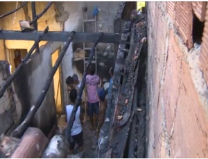 Fogo destruiu quarto e teto. (Foto: Reprodução/TV Sergipe)