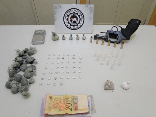 Polícia prende duas pessoas com arma e drogas no Jabotiana