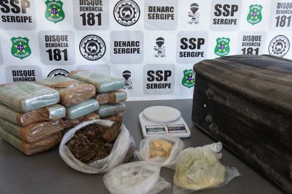 Polícia prende dupla com 13 quilos de maconha em Socorro