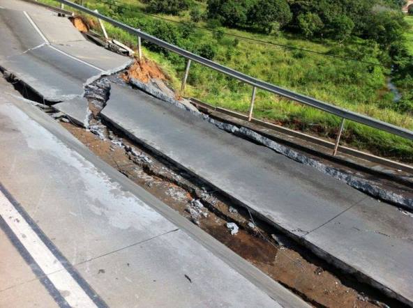 Pista de trecho da BR 101 cede após chuva e tráfego é interditado