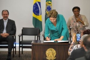 Presidente Dilma Rousseff em cerimônia para sancionar Lei de Cotas no serviço público (Fabio Rodrigues Pozzebom/ Agência Brasil)