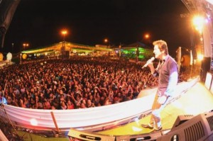 Daniel colocou cerca de 120 mil pessoas para cantar sucessos dos 30 anos de carreira. (Foto: ASN)