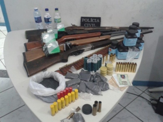 Polícia prende cinco pessoas por tráfico e porte ilegal de arma em Glória
