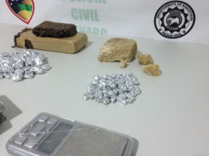 Foram apreendidos pedras de crack, tabletes de maconha, uma balança de precisão e cédulas de dinheiro. (Foto: SSP)