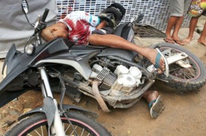 Luan Natanael assassinado em cima da moto (Foto: Divulgação Isto é Sergipe)
