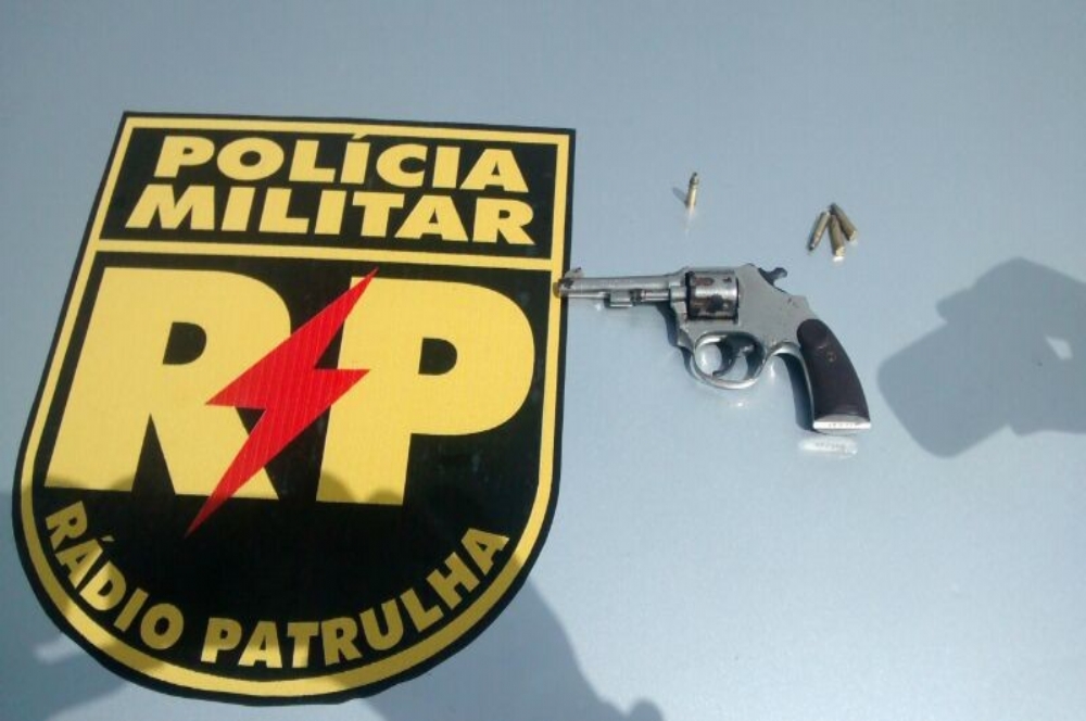 Polícia flagra ex-presidiário com arma e maconha