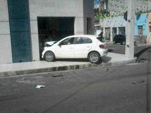 Segundo testemunhas, condutor ficou assustado após o acidente (Foto: Beatriz Miranda/VC Na TV Sergipe)