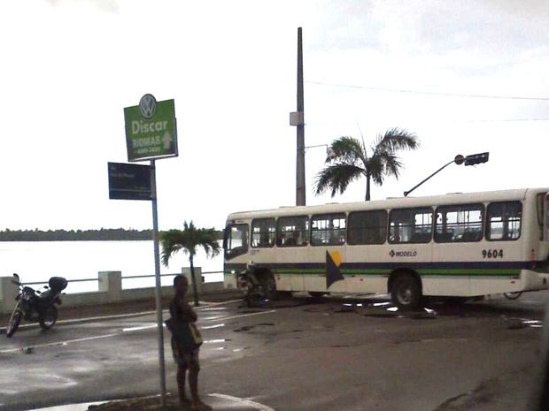Motorista avança sinal e provoca acidente na Avenida Beira Mar