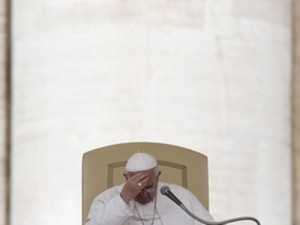Papa Francisco fala com fiéis durante a audiência geral em maio no Vaticano (Foto: Alessandro Bianchi/Reuters)
