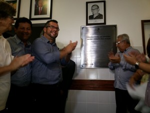  Governador Jackson Barreto e diretor em exercício João Garcez desceram placa de inauguração do hospital. (Foto: SE Notícias)