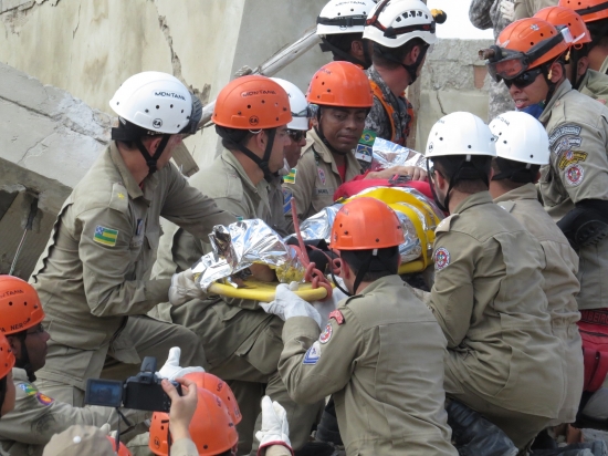Governador anuncia que bombeiros que resgataram vítimas de desabamento em Aracaju serão homenageados